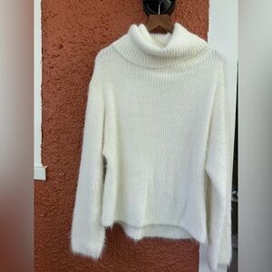 H&M White Long Sleeve Ribbed Knit Fuzzy Turtleneck Pullover Sweater Size Medium
